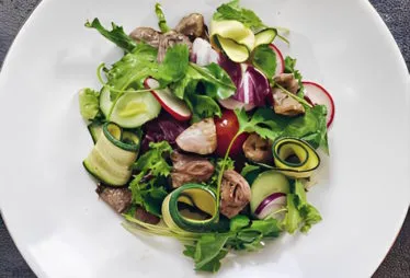 Теплый салат с куриными сердечками и овощами