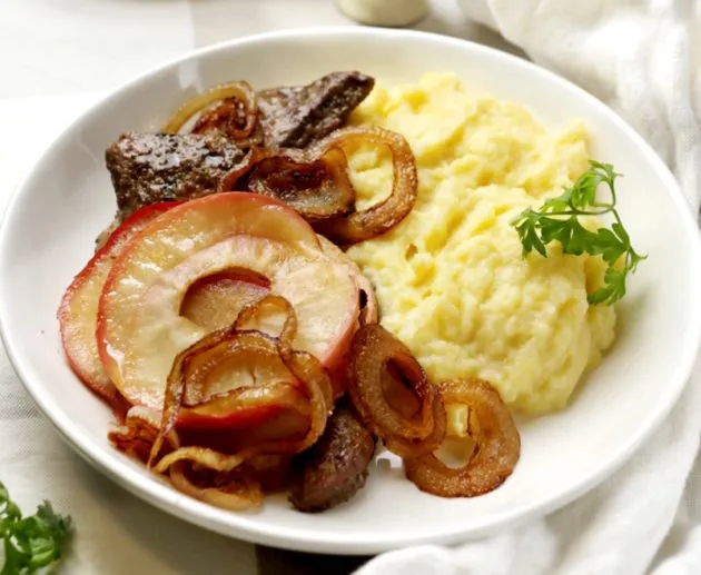 Печень по-берлински с жареным луком и яблоками