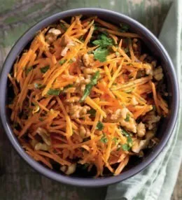 Морковный салат с горчицей и орехами