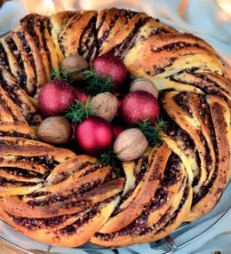 Венок с корицей и орехами