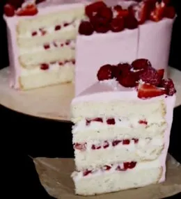 Торт с клубникой и белым шоколадом