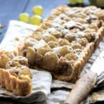 Тарт с виноградом и орехами