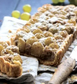 Тарт с виноградом и орехами