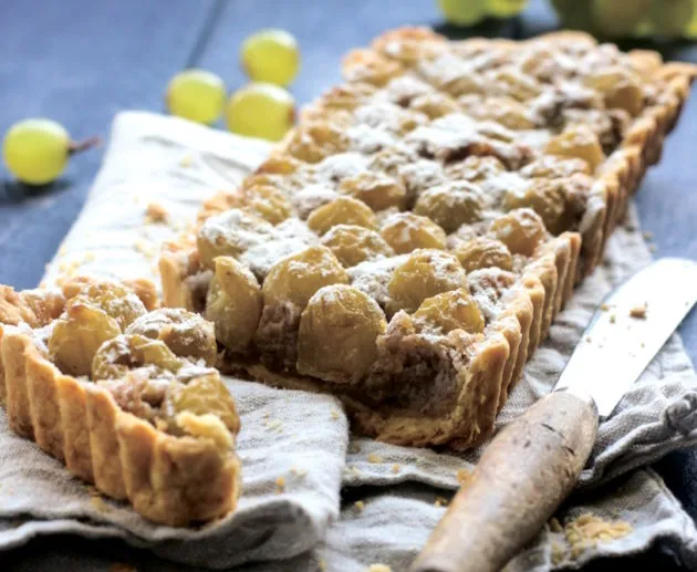 Тарт с виноградом и орехами
