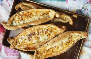 Турецкие пирожки пиде с сыром