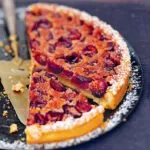 Тарт с миндальным кремом и вишней