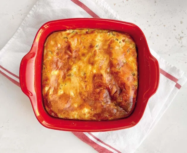 Заливной пирог с сыром, яйцом и зеленым луком