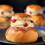 Булочки со сливочной начинкой и ягодами