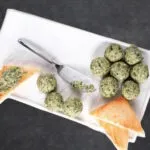 Закусочные шарики с творожным сыром и шпинатом