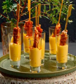Пряные куриные шашлычки с сырным соусом
